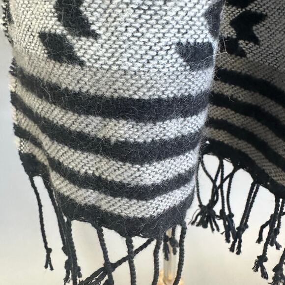 Steve Madden black neutral Aztec southwestern boho blanket scarf One Size 25X80 - Picture 4 of 11